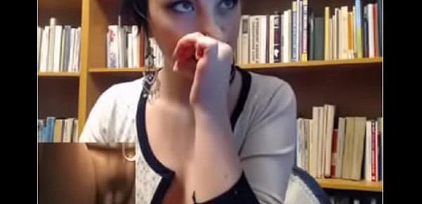 Slut Secretly Plays With Pussy-NETCAMZ.COM
